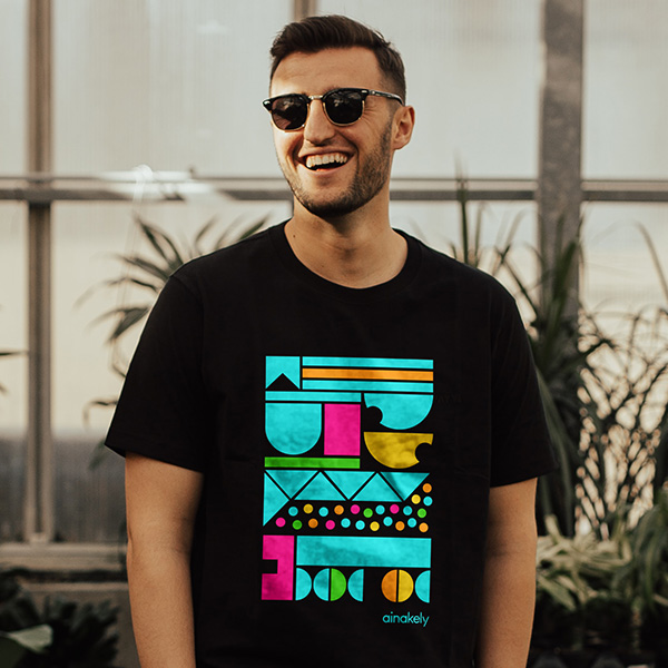 Tshirt noir motif géométrique